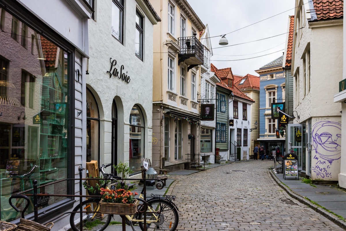 Kiesweg mit farbigen Gebäuden in Taipa Village