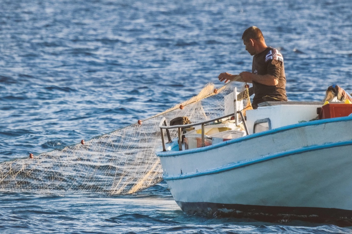 Poissonier local qui jette un filet