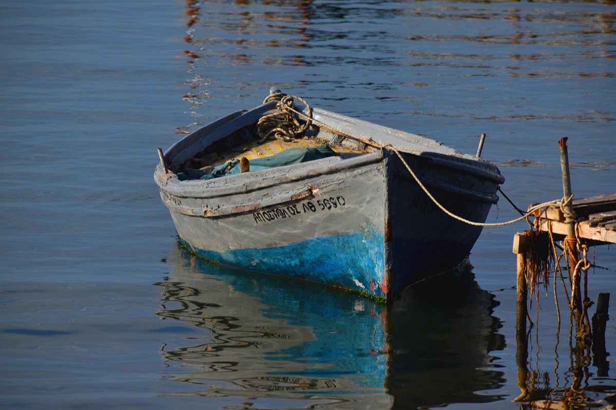 barca a remo in cove