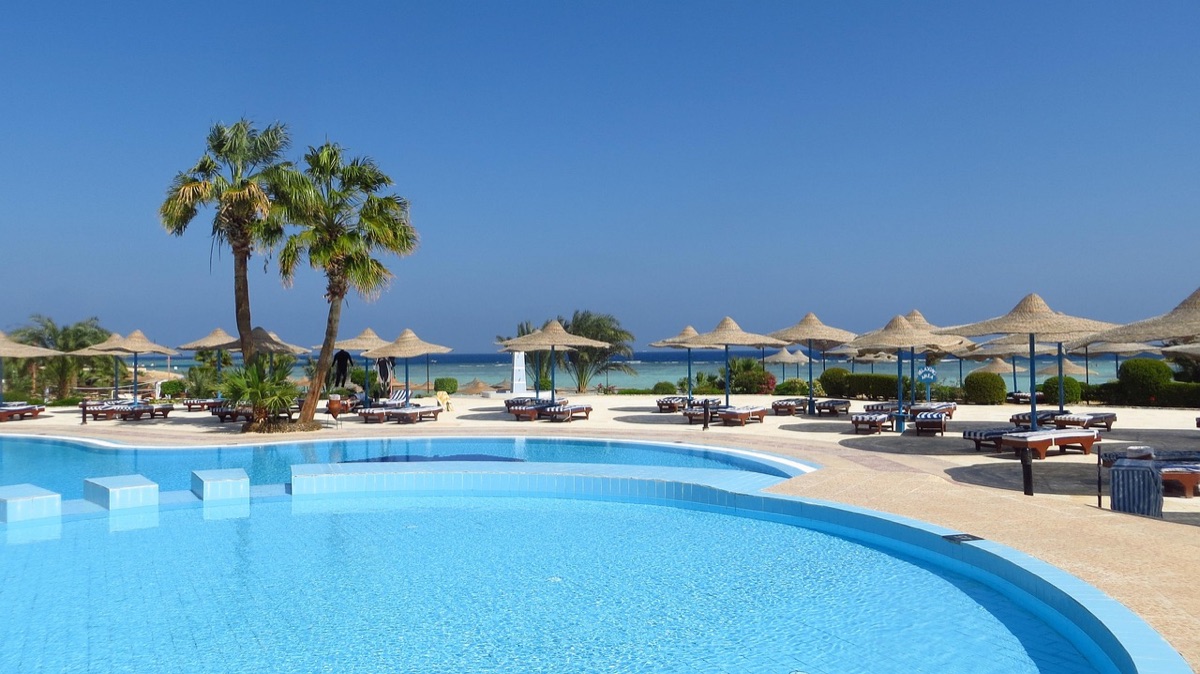 Pista resort con palme