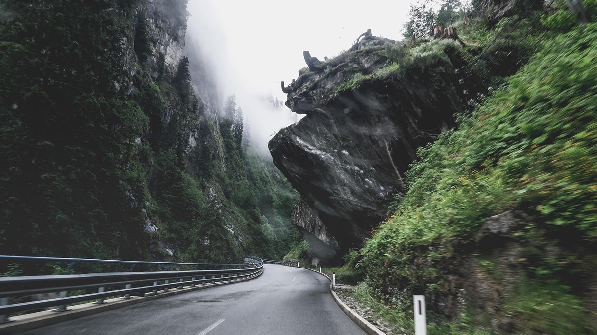 Route serpentant avec une vue panoramique